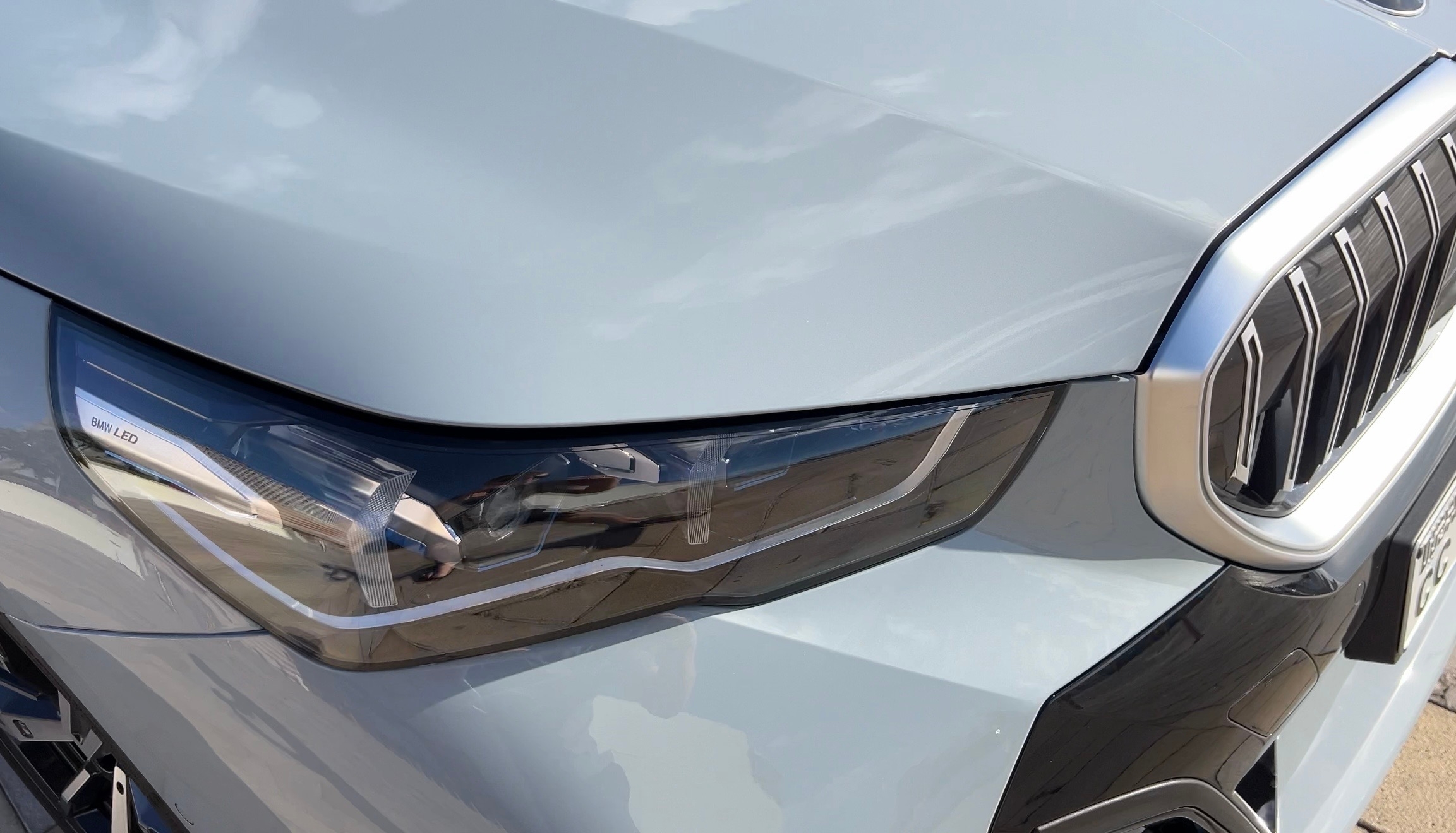 Hellgrün BMW 530i M Sport 2025